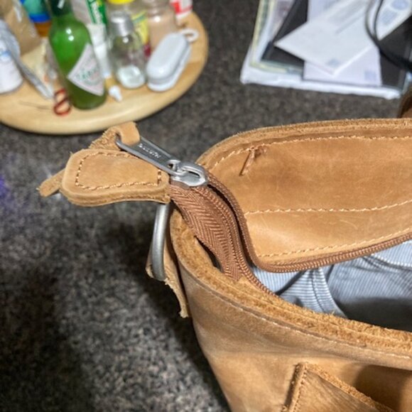 Duluth Trading Company nice leather shoulder bag - Picture 4 of 11